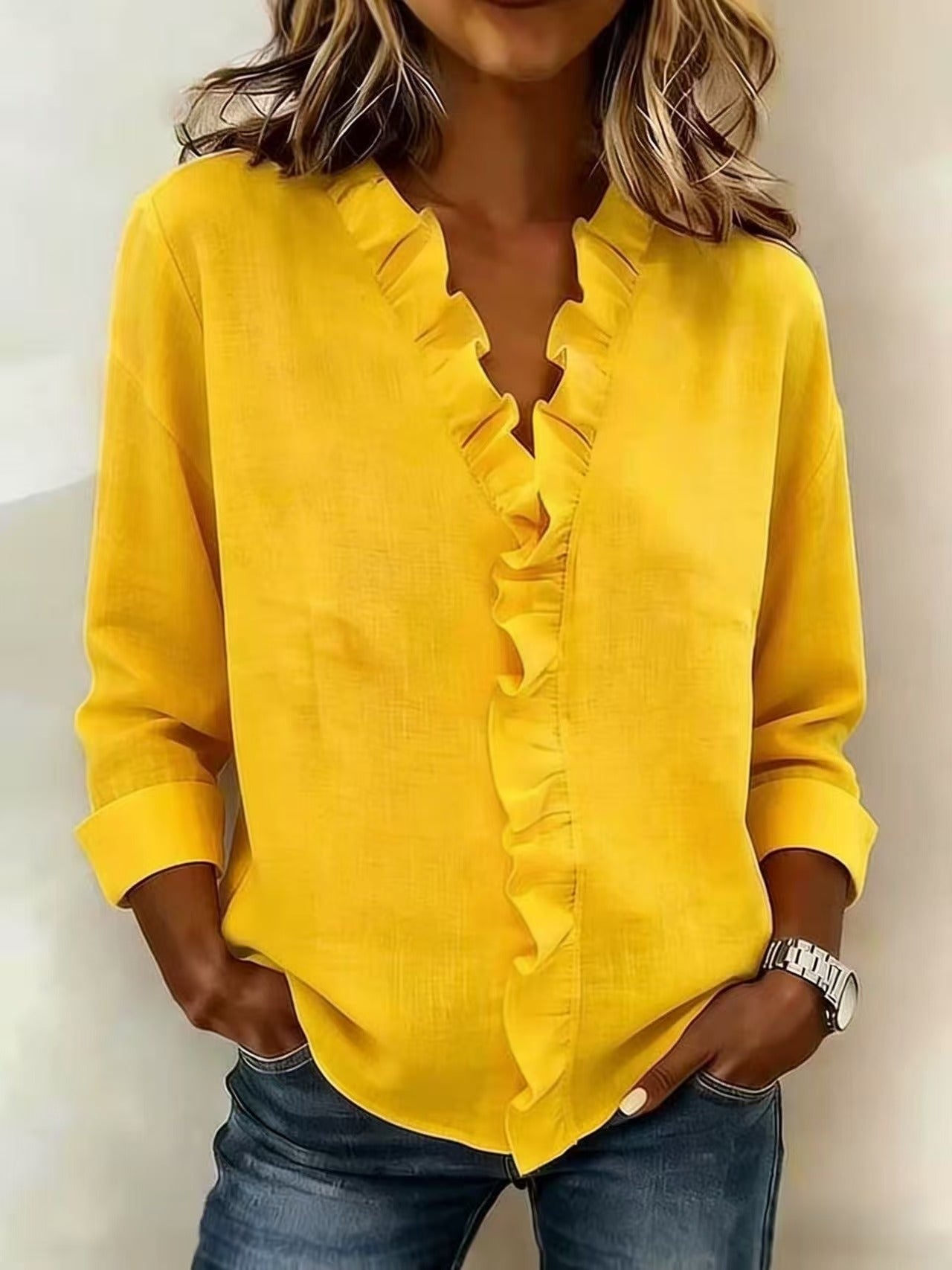 Chiara™ | Blusa con scollo a V e delicate ruches